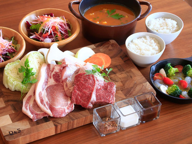PICA山中湖｜大人 2名利用限定｜夕朝食に、デザートや薪、マシュマロまで付いた「秋のご褒美ステイ」プラン｜夕食